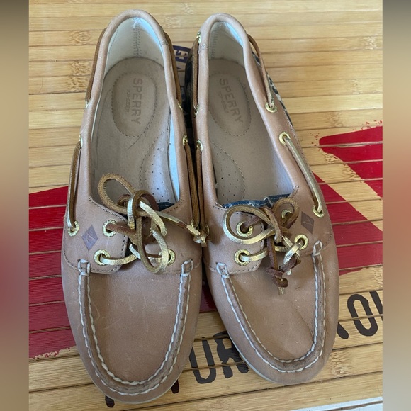 Women’s Sperry deck shoes 6.5W - Picture 2 of 3